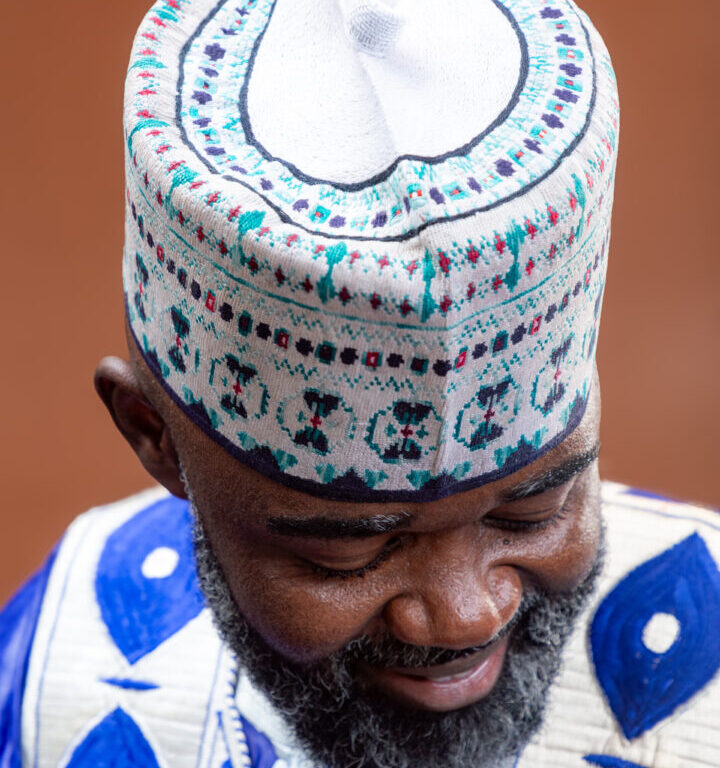 Chapeau africain brodé blanc pour homme